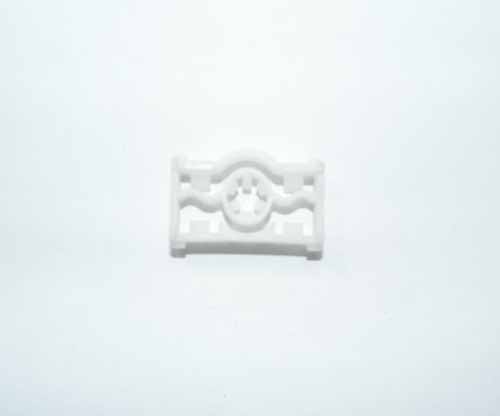 TRIM CLIP WHITE ROOF DBE000022