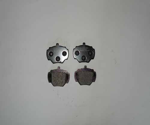 REAR BRAKE PADS INCLUDES CLIPS AND BOLTS LR043285